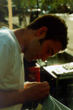 Julius bei seinen Nähversuchen